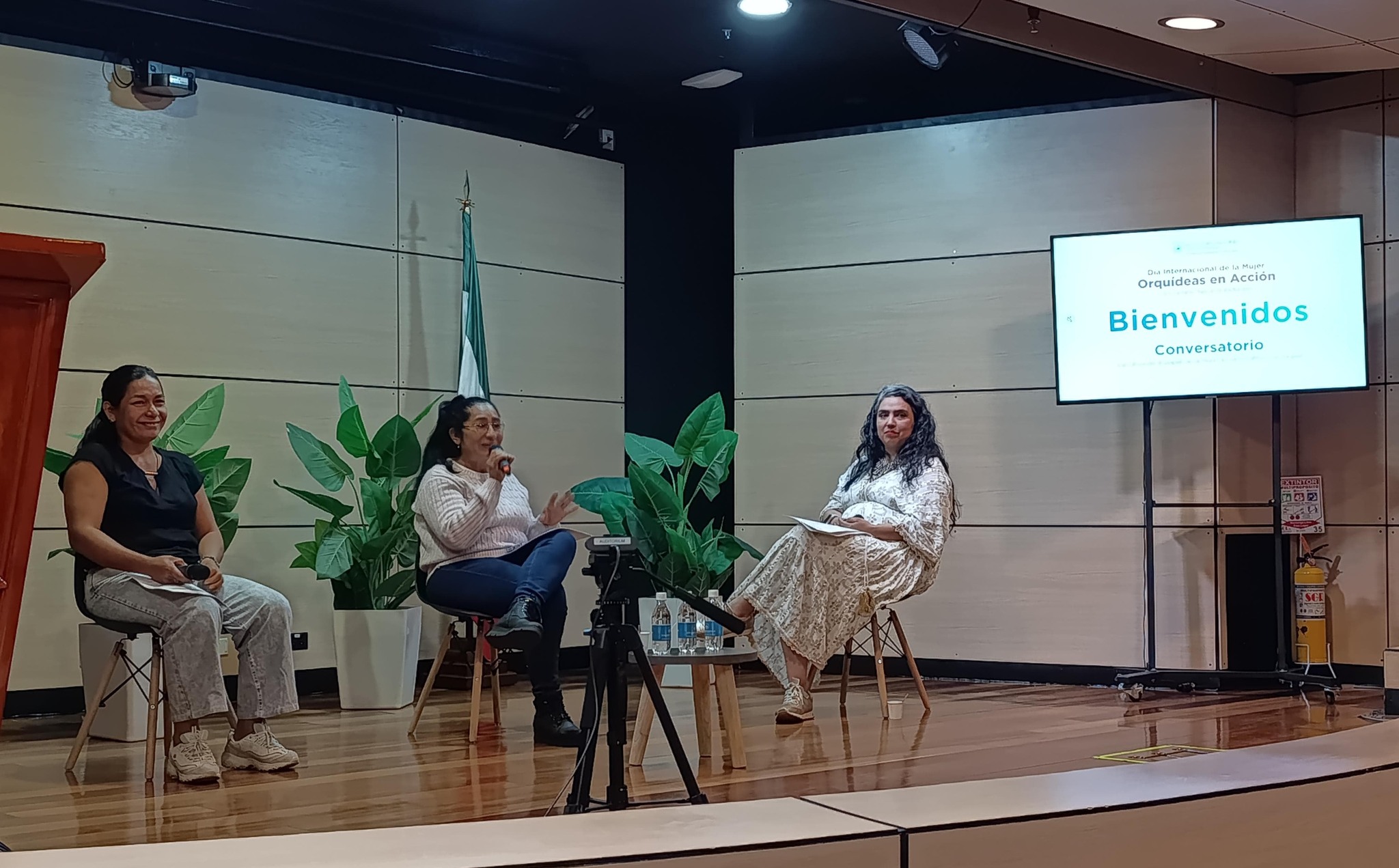 Conversatorio: “Visibilizando el papel de la mujer en la construcción de Paz”.